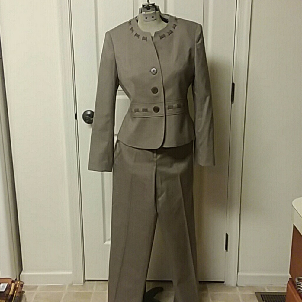 Suit Jones New York  6P brown Never Worn